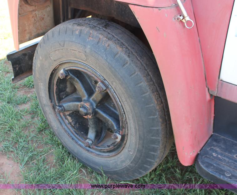 image for item H5712 1975 International Loadstar 1600 grain truck