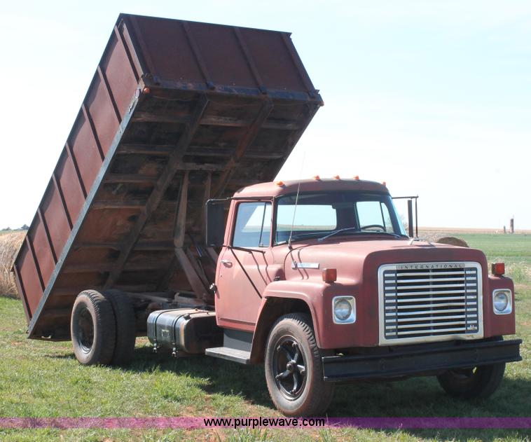 image for item H5712 1975 International Loadstar 1600 grain truck