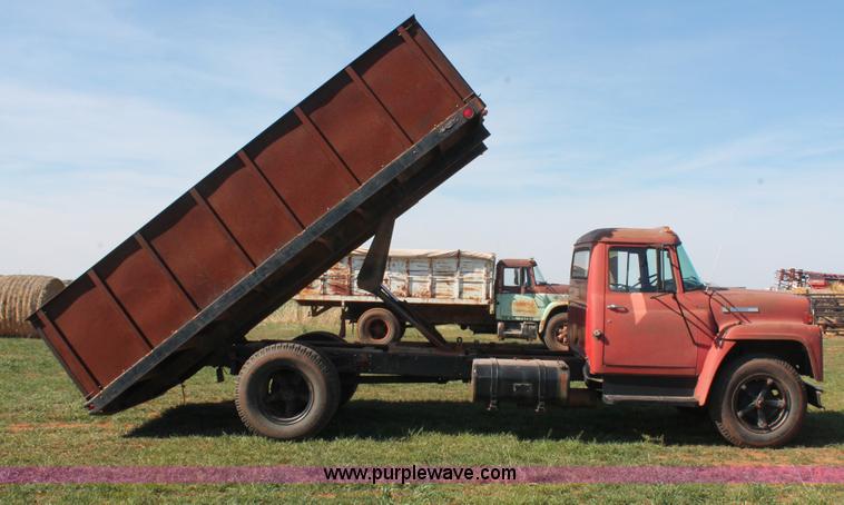 image for item H5712 1975 International Loadstar 1600 grain truck