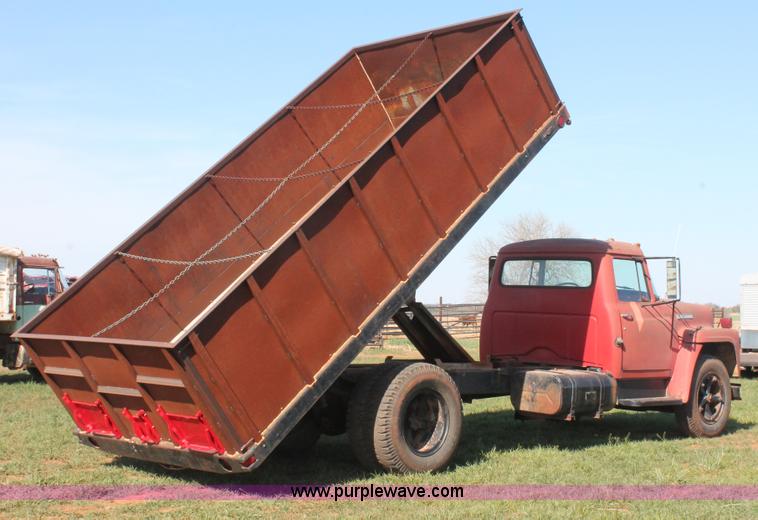 image for item H5712 1975 International Loadstar 1600 grain truck