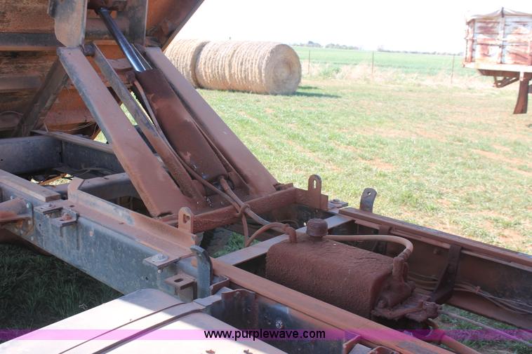 image for item H5712 1975 International Loadstar 1600 grain truck