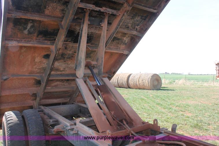 image for item H5712 1975 International Loadstar 1600 grain truck