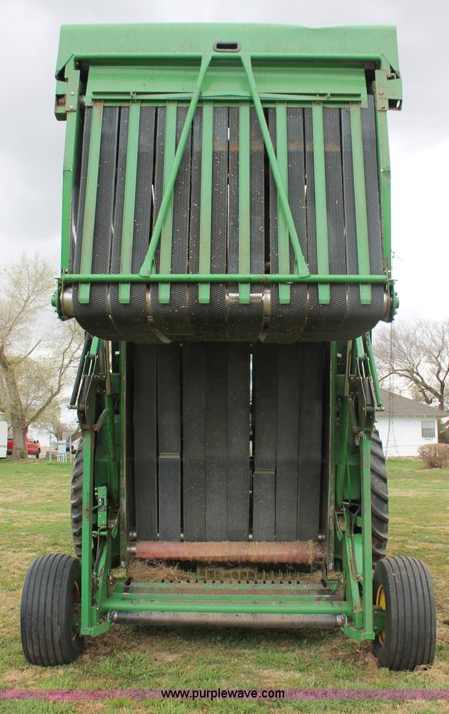 image for item H5723 2000 John Deere 566 round baler