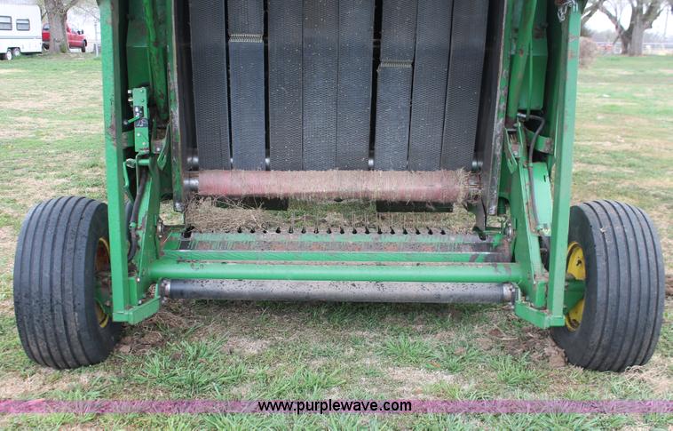 image for item H5723 2000 John Deere 566 round baler