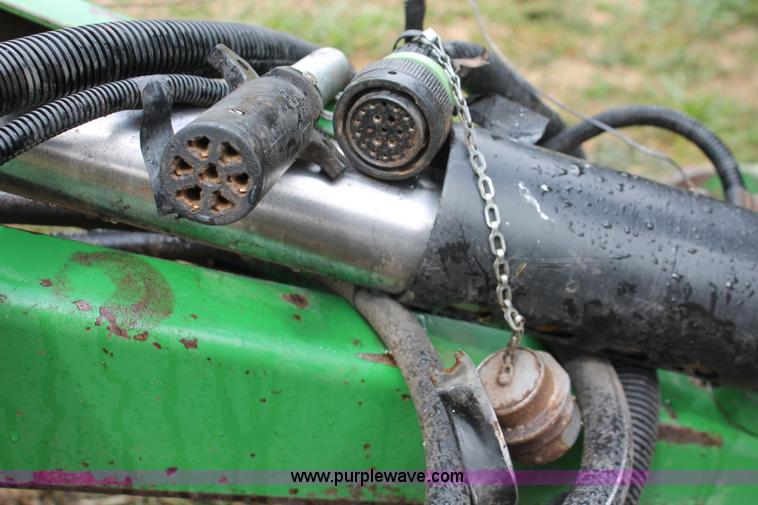 image for item H5723 2000 John Deere 566 round baler