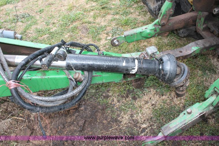 image for item H5723 2000 John Deere 566 round baler