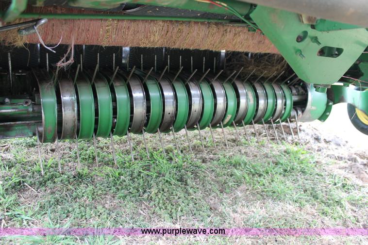image for item H5723 2000 John Deere 566 round baler