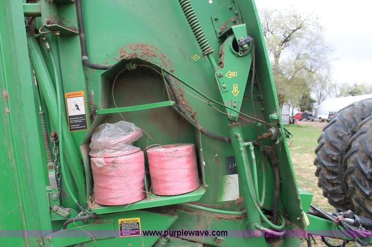 image for item H5723 2000 John Deere 566 round baler