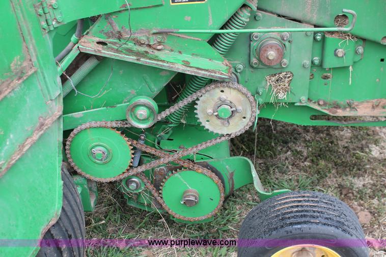 image for item H5723 2000 John Deere 566 round baler