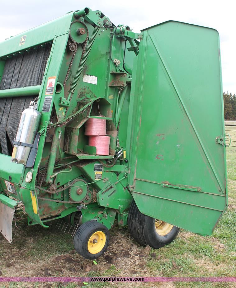 image for item H5723 2000 John Deere 566 round baler