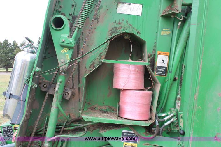 image for item H5723 2000 John Deere 566 round baler