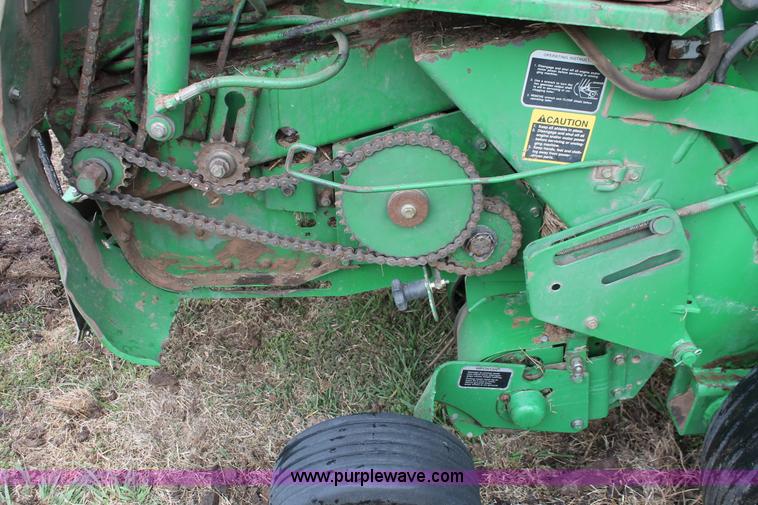 image for item H5723 2000 John Deere 566 round baler