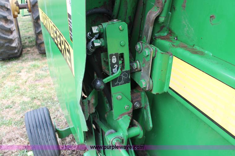image for item H5723 2000 John Deere 566 round baler