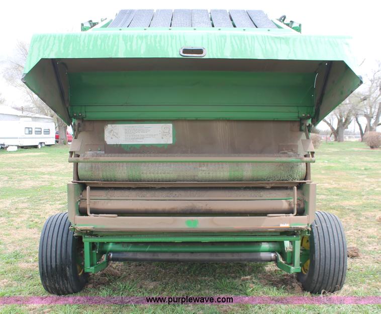 image for item H5723 2000 John Deere 566 round baler