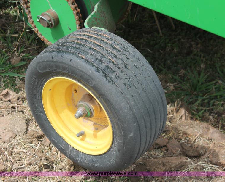 image for item H5723 2000 John Deere 566 round baler