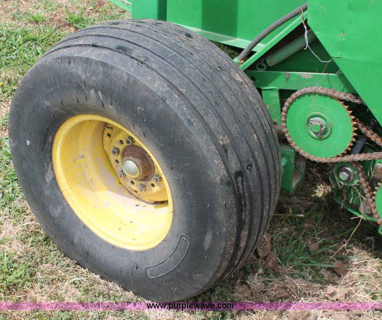 image for item H5723 2000 John Deere 566 round baler