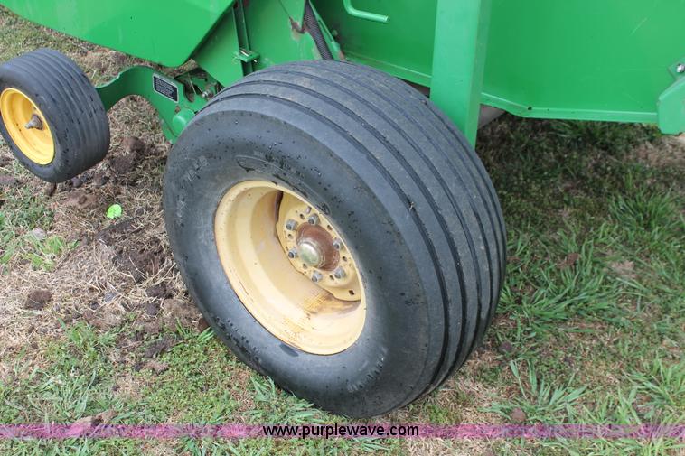 image for item H5723 2000 John Deere 566 round baler