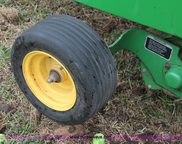 image for item H5723 2000 John Deere 566 round baler