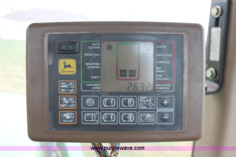 image for item H5723 2000 John Deere 566 round baler