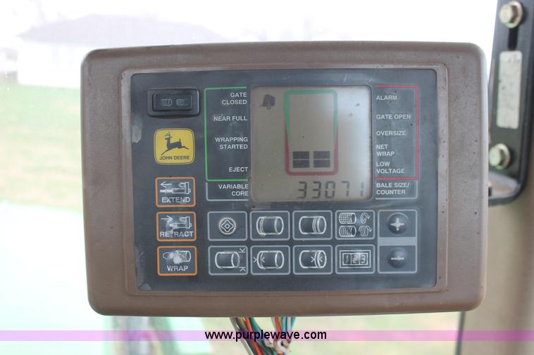 image for item H5723 2000 John Deere 566 round baler