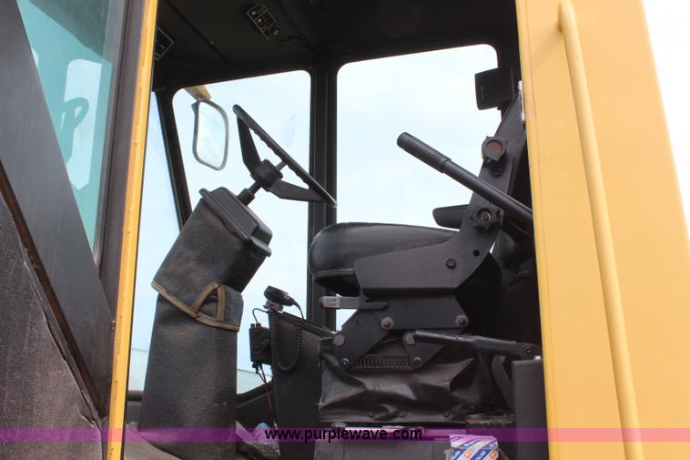 image for item H6091 1990 New Holland 1118 swather