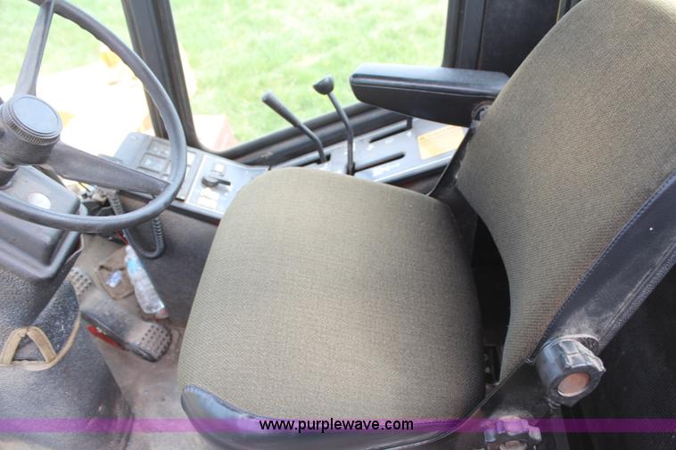 image for item H6091 1990 New Holland 1118 swather