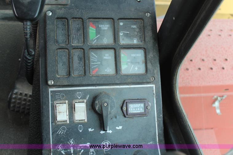 image for item H6091 1990 New Holland 1118 swather