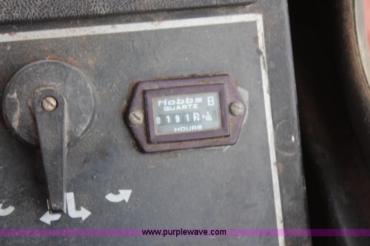 image for item H6091 1990 New Holland 1118 swather