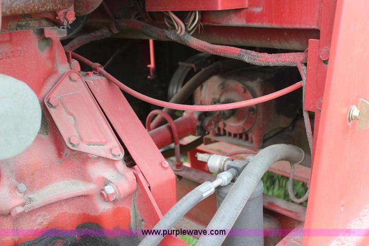 image for item H6091 1990 New Holland 1118 swather