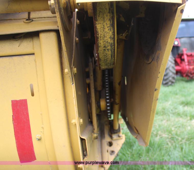 image for item H6091 1990 New Holland 1118 swather
