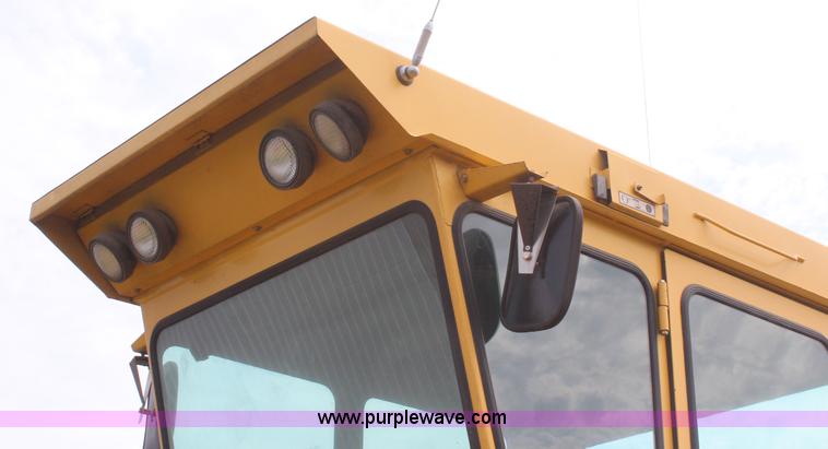 image for item H6091 1990 New Holland 1118 swather