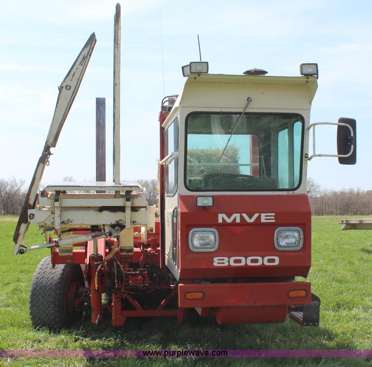 image for item H6092 1993 Mountain View Equipment MVE 8000 self-propelled big bale accumulator