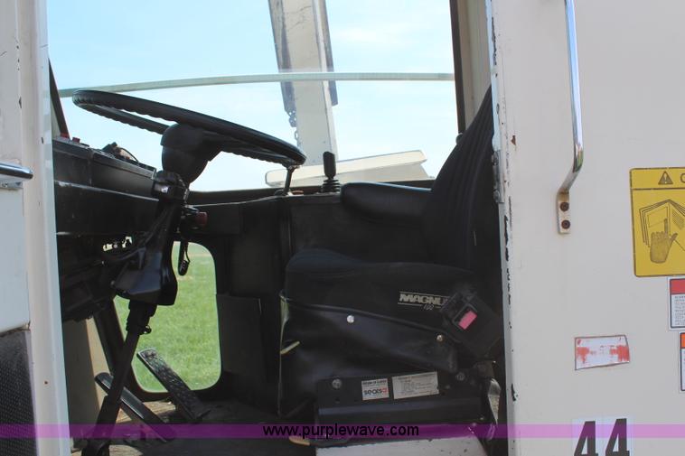 image for item H6092 1993 Mountain View Equipment MVE 8000 self-propelled big bale accumulator