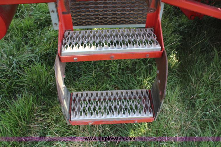 image for item H6092 1993 Mountain View Equipment MVE 8000 self-propelled big bale accumulator