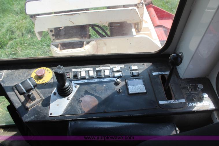 image for item H6092 1993 Mountain View Equipment MVE 8000 self-propelled big bale accumulator