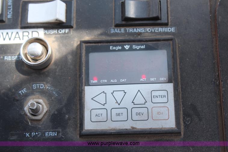 image for item H6092 1993 Mountain View Equipment MVE 8000 self-propelled big bale accumulator