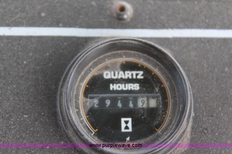 image for item H6092 1993 Mountain View Equipment MVE 8000 self-propelled big bale accumulator