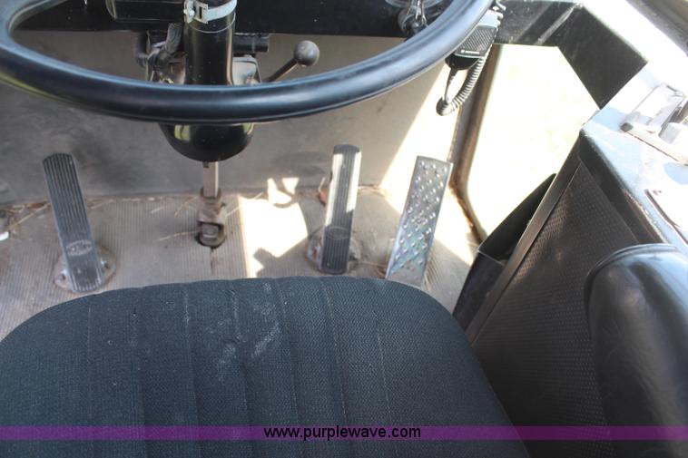 image for item H6092 1993 Mountain View Equipment MVE 8000 self-propelled big bale accumulator