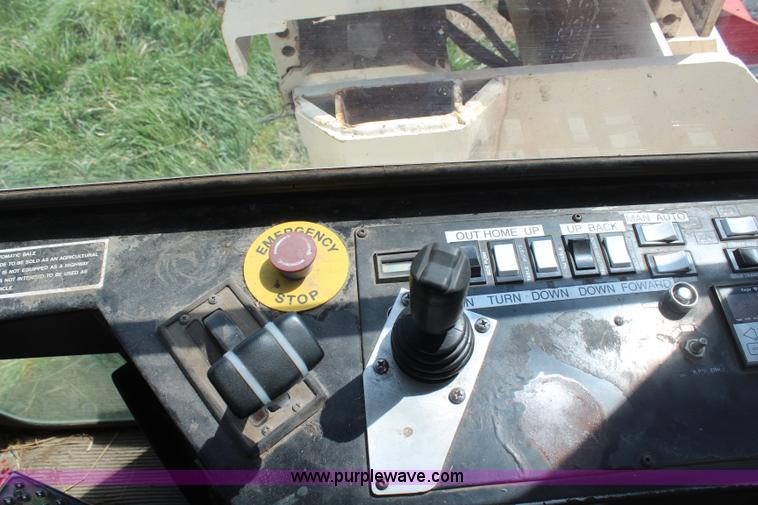 image for item H6092 1993 Mountain View Equipment MVE 8000 self-propelled big bale accumulator