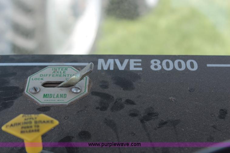 image for item H6092 1993 Mountain View Equipment MVE 8000 self-propelled big bale accumulator