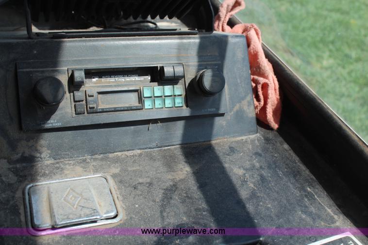 image for item H6092 1993 Mountain View Equipment MVE 8000 self-propelled big bale accumulator