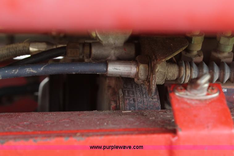 image for item H6092 1993 Mountain View Equipment MVE 8000 self-propelled big bale accumulator