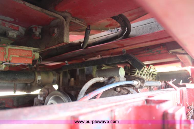 image for item H6092 1993 Mountain View Equipment MVE 8000 self-propelled big bale accumulator