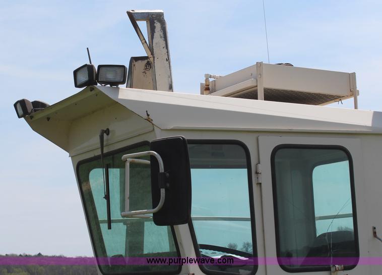 image for item H6092 1993 Mountain View Equipment MVE 8000 self-propelled big bale accumulator