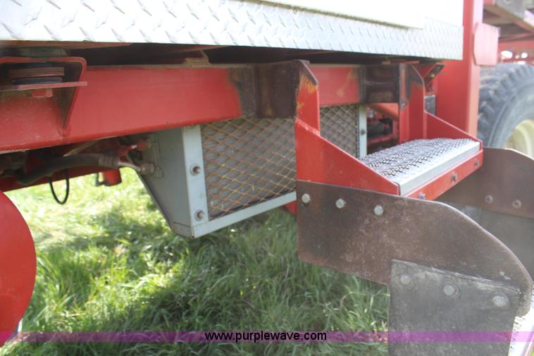 image for item H6092 1993 Mountain View Equipment MVE 8000 self-propelled big bale accumulator