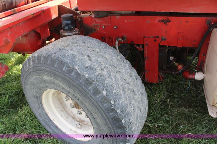 image for item H6092 1993 Mountain View Equipment MVE 8000 self-propelled big bale accumulator