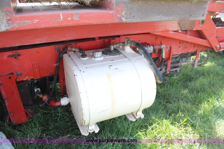 image for item H6092 1993 Mountain View Equipment MVE 8000 self-propelled big bale accumulator