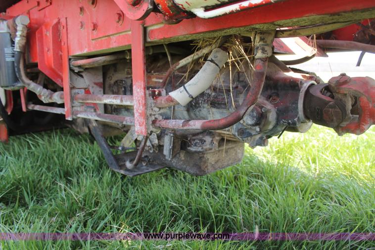 image for item H6092 1993 Mountain View Equipment MVE 8000 self-propelled big bale accumulator