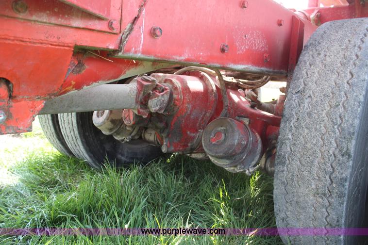 image for item H6092 1993 Mountain View Equipment MVE 8000 self-propelled big bale accumulator