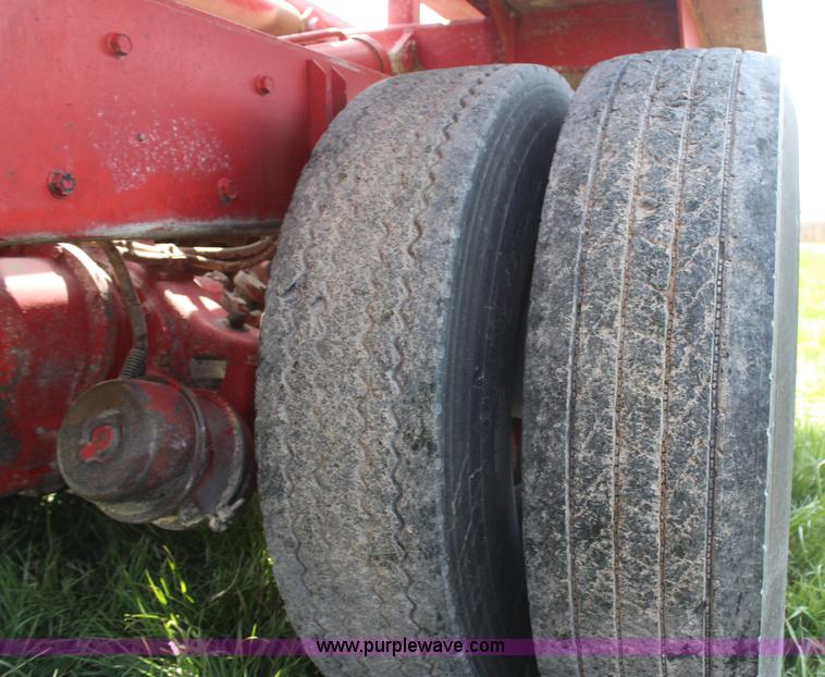 image for item H6092 1993 Mountain View Equipment MVE 8000 self-propelled big bale accumulator